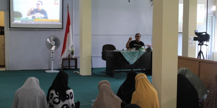 Dengerin!!! Ciri Khas Orang Pintar Itu Ada Di Telinganya.