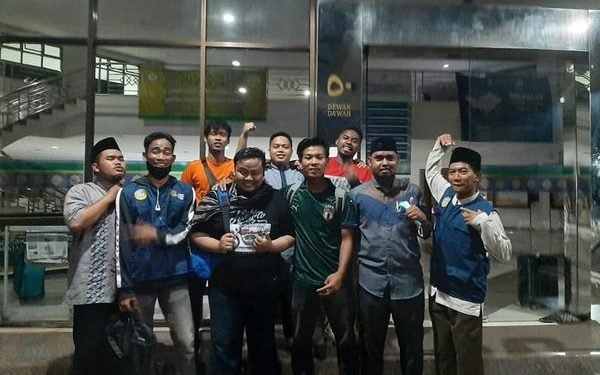 Sambut warga dengan Salam