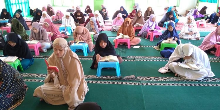 Mencontoh Interaksi Salafus Shalih dengan Al-Qur’an Khatam Al-Qur’an dalam Waktu 3 Hari (Santri PPTQ M. Natsir)