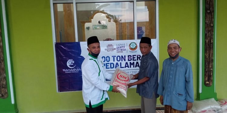 Dewan Da’wah Pringsewu Salurkan 1000 Ton Beras Untuk Di Pedalaman