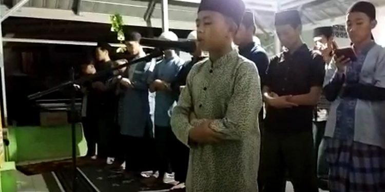 Santri Imami Shalat Tarawih 1 Juz di Qur’anic School of Dewan Da’wah Lampung Tanpa Melihat Quran