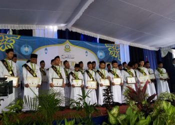 LIMA PUTRA PENGURUS DEWAN DAKWAH LAMPUNG WISUDA BERSAMA