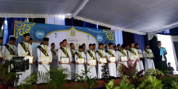 LIMA PUTRA PENGURUS DEWAN DAKWAH LAMPUNG WISUDA BERSAMA