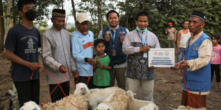 LAZNAS Dewan Dakwah Lampung Salurkan Bantuan Program Dai Berdaya Desa Srisawahan