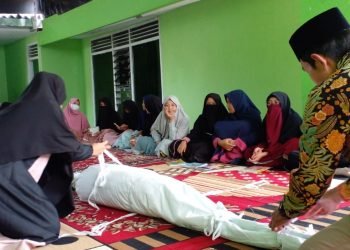 TINGKATKAN LIFESKILL SANTRIWATI PPTQ DEWAN DAKWAH DENGAN PELATIHAN JENAZAH DAN MEMASAK
