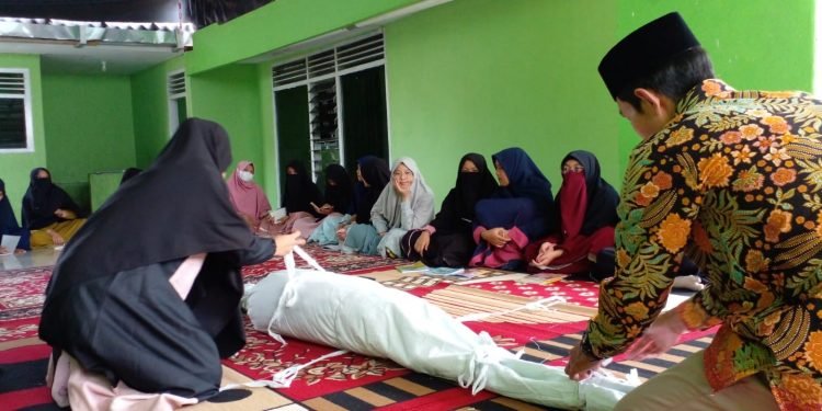 TINGKATKAN LIFESKILL SANTRIWATI PPTQ DEWAN DAKWAH DENGAN PELATIHAN JENAZAH DAN MEMASAK