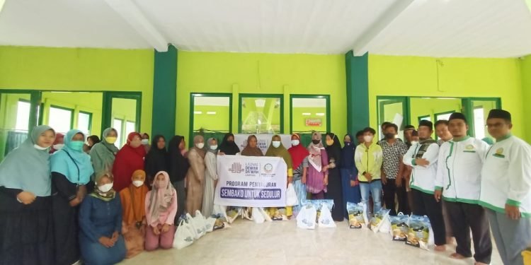 MUSLIMAT DEWAN DA’WAH PRINGSEWU RUTIN ADAKAN JUMAT BERBAGI