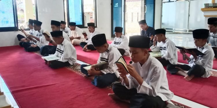 Ramaikan Akhir Ramadhan, Santri Dewan Dakwah Pengabdian ke Masjid – Masjid