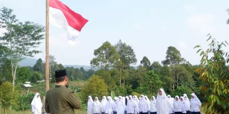 PPTQ Putri Dewan Dakwah Lampung Gelar Upacara HUT RI KE-77
