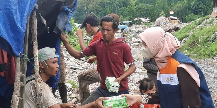Relawan LAZNAS Dewan Dakwah Lampung Bersama KAMMI UNILA Gelar Kegiatan Semarak (sedekah makan rakyat) di TPA Bakung