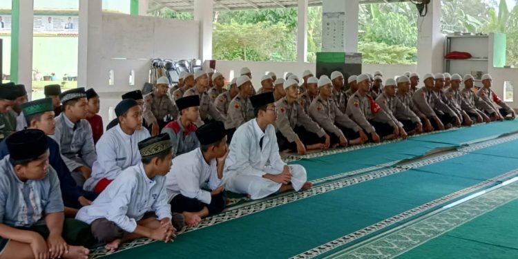 Sekolah Polisi Negara Cabang Kemiling Gelar Baksos dan Bansos di PPTQ Dewan Dakwah Lampung Kemiling