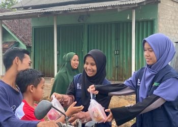 Kolaborasi Manis: Peserta Kafilah Dakwah dan Guru SDIT Jamiatul Khoir Berbagi Takjil