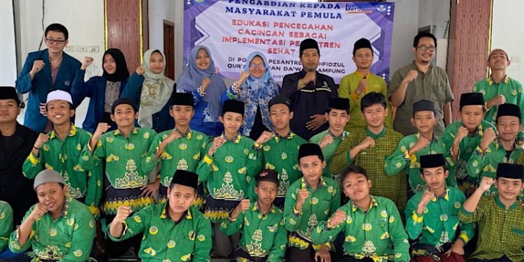 Tim Dosen Fakultas Kedokteran Unila Sosialisasi Cegah Cacingan di Ponpes Tahfidzul Quran