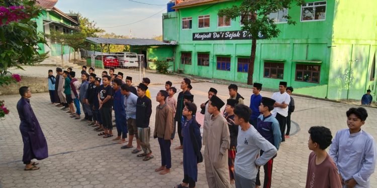 Apel Pagi Santri di PPTQ Dewan Dakwah Kemiling, Lampung, Membina Kebersamaan dan Disiplin