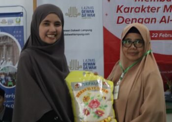 Muslimat Dewan Dakwah Bagikan Ratusan Kilogram Beras Untuk Pondok Pesantren Pada Pertemuan Akbar Tholibah Muslimat ke VIII