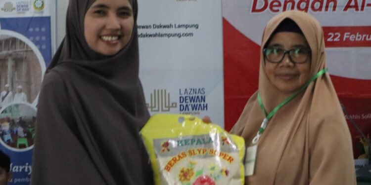 Muslimat Dewan Dakwah Bagikan Ratusan Kilogram Beras Untuk Pondok Pesantren Pada Pertemuan Akbar Tholibah Muslimat ke VIII