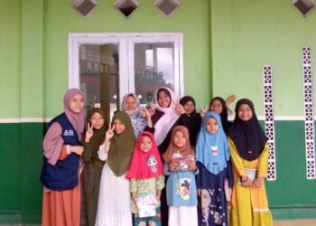 Mengharukan! Ngaji Sore dan Bagi Baju Layak Pakai di TPA Al-Mukaromah Bikin Anak-Anak Bahagia