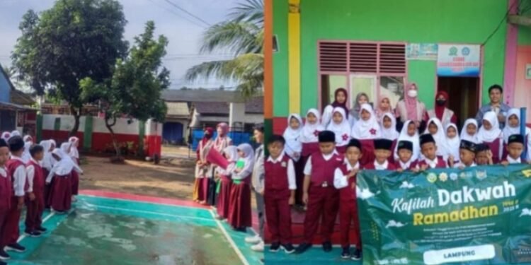 Kafilah Dakwah Dewan Da’wah Turun Lapang Ikuti Upacara dan Sosialisasi Program Ramadhan di SD Azzaitun Lampung Selatan