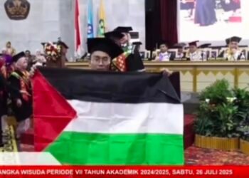 Ketua SJP Unila Bentangkan Bendera Palestina Saat Wisuda, Suarakan Solidaritas untuk Palestina