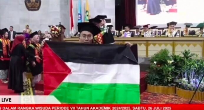 Ketua SJP Unila Bentangkan Bendera Palestina Saat Wisuda, Suarakan Solidaritas untuk Palestina