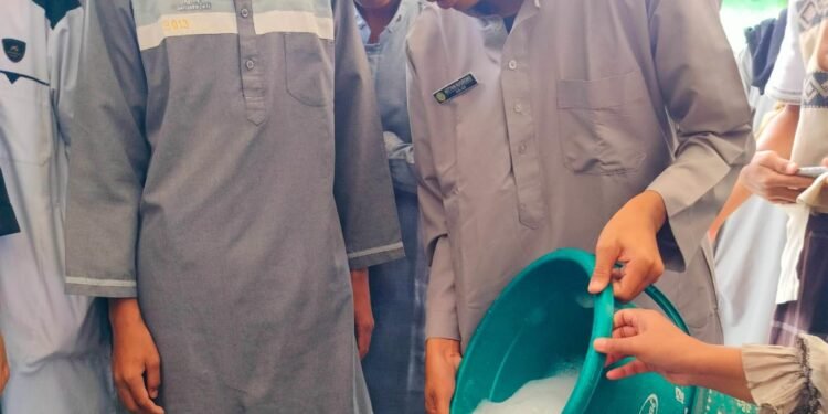 Santri PPTQ Dewan Da’wah Lampung Belajar Wirausaha Lewat Pembuatan Sabun Cuci Piring
