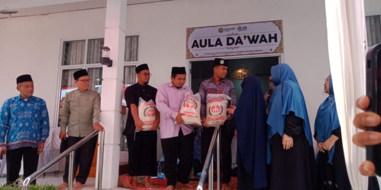 MUSLIMAT DEWAN DA’WAH LAMPUNG PERINGATI HUT RI KE-81 DENGAN BAGIKAN 1 TON BERAS DAN GALANG DANA KEMANUSIAAN